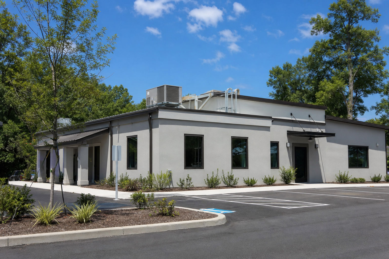 How Commercial Air Conditioning Contractor Maintenance Helps Johns Island Businesses Avoid Midseason Cooling Disruptions