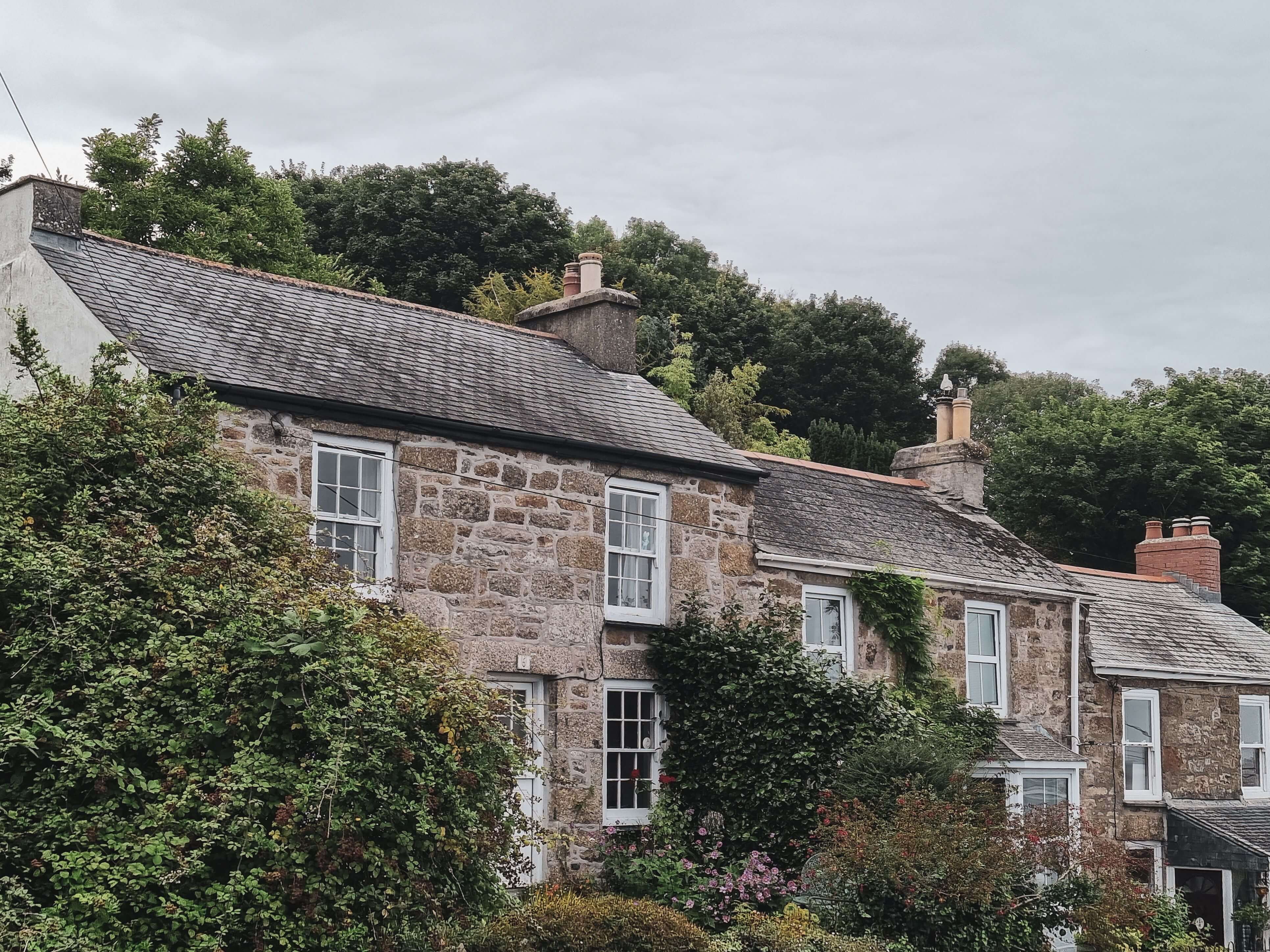 Cornwall cottages with enclosed gardens: what “enclosed” really means