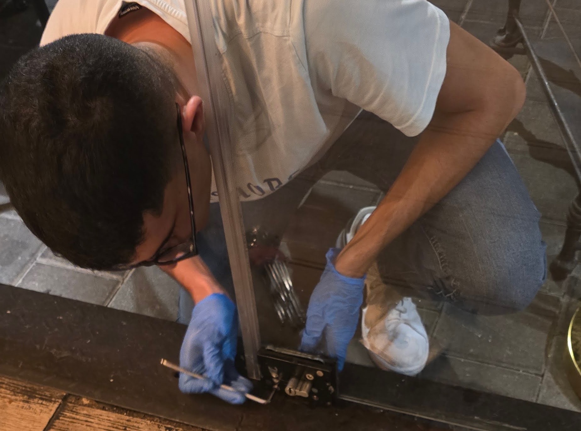 יואל אטיה בעבודת מנעולנות בדלת זכוכית