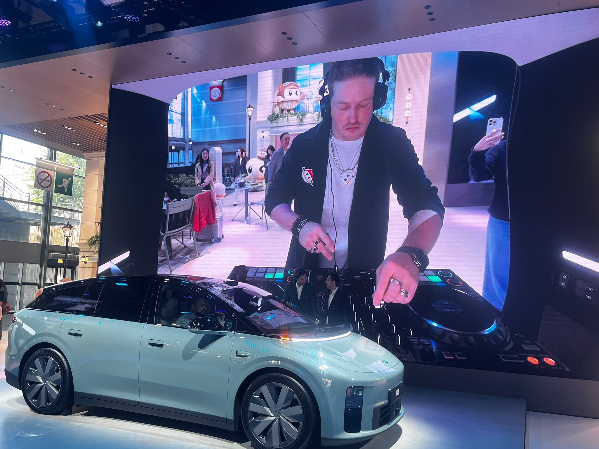 DJ Booking Paris Mix diffusé sur l’écran géant du stand Li Auto au Mondial de l’Auto