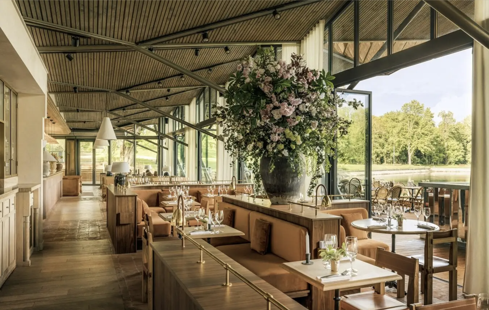 Salle du restaurant du Hangar Y à Meudon ouverte sur le bassin de Chalais
