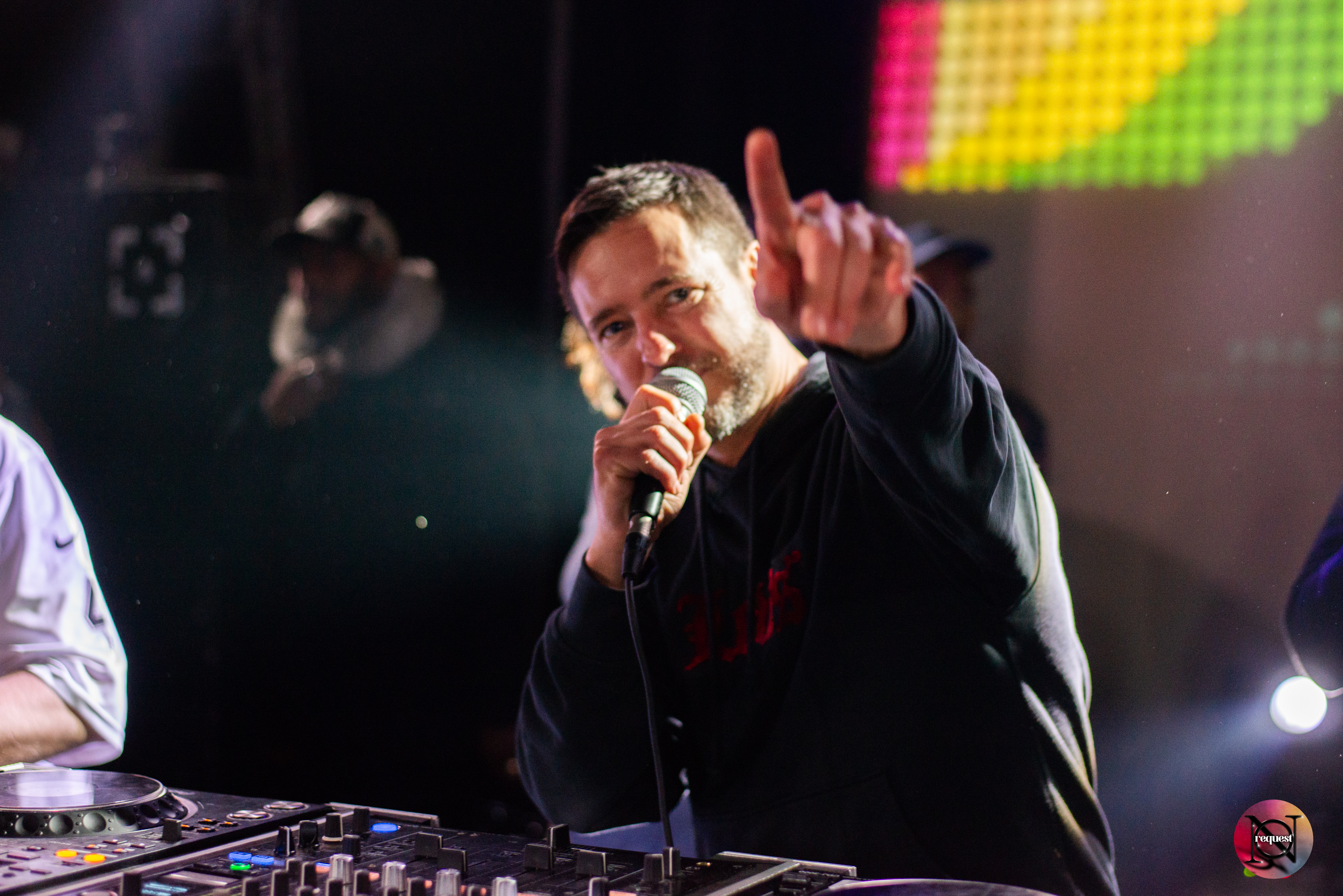 Benjamin Girard, DJ et Quizmaster, animant au micro derrière les platines