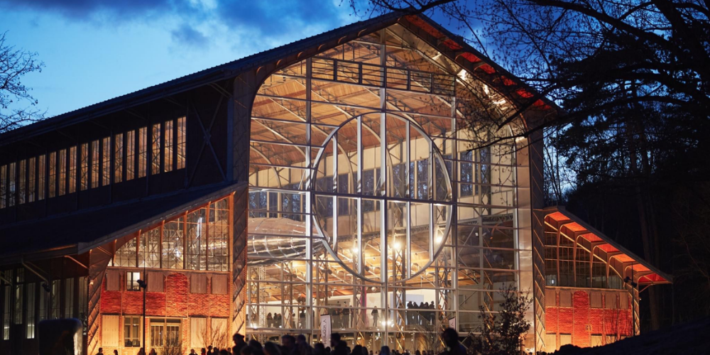 Le Hangar Y à Meudon illuminé de nuit, ancien hangar à dirigeables construit en 1878