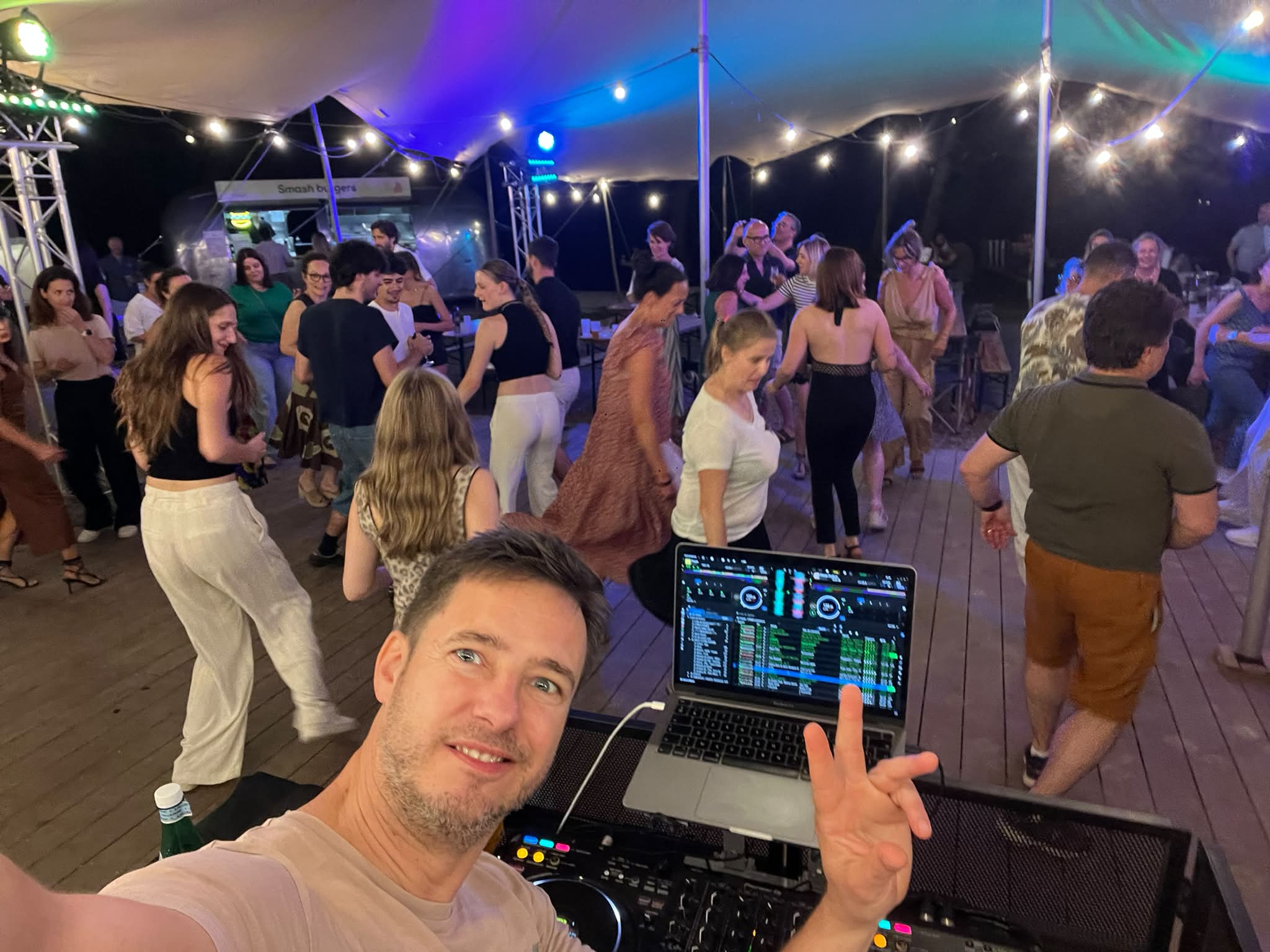 DJ set de Booking Paris Mix à la Guinguette du Hangar Y à Meudon, public sur la piste de danse