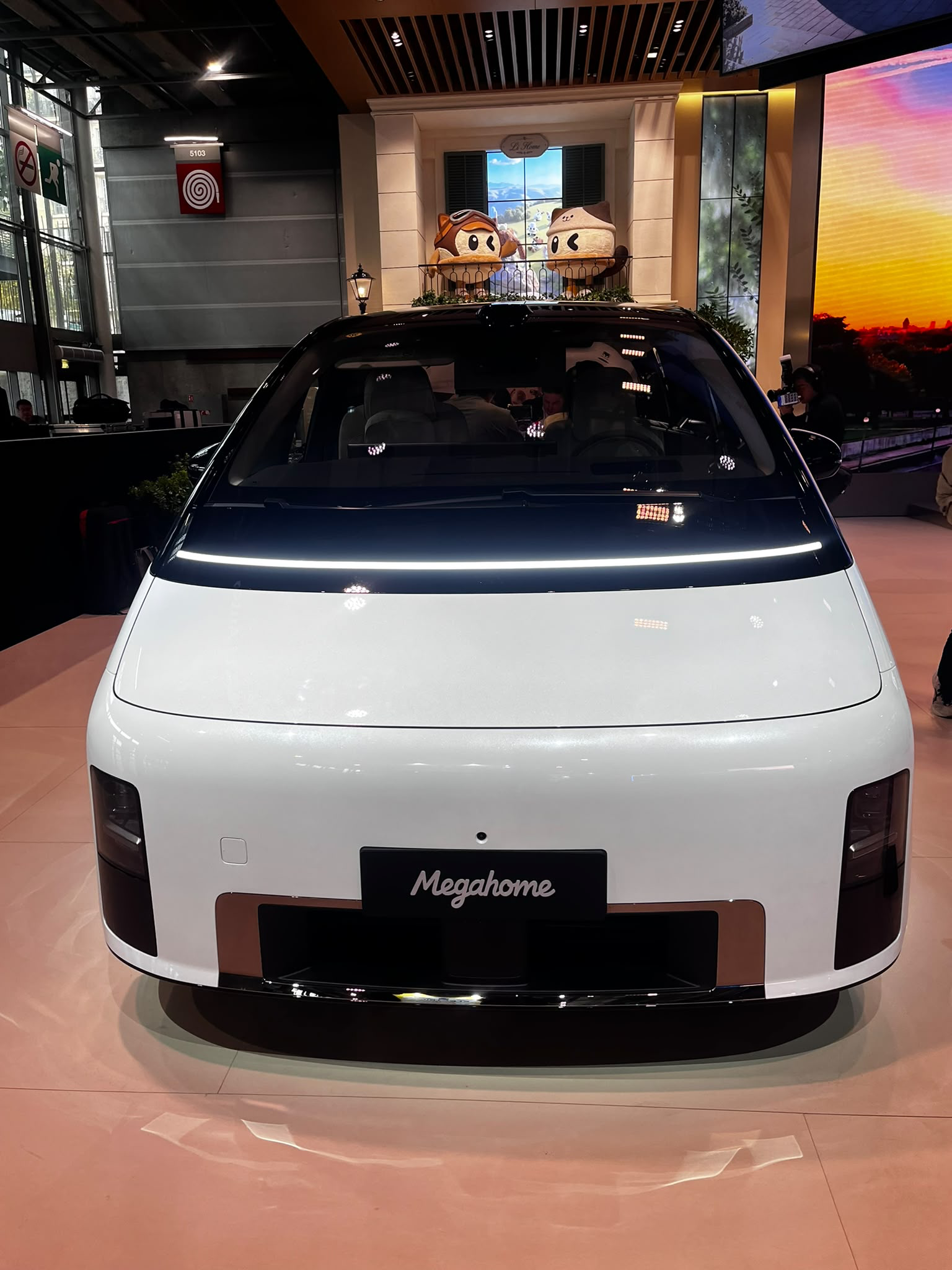 Li Auto Megahome exposé sur le stand Li Auto au Mondial de l’Auto 2026