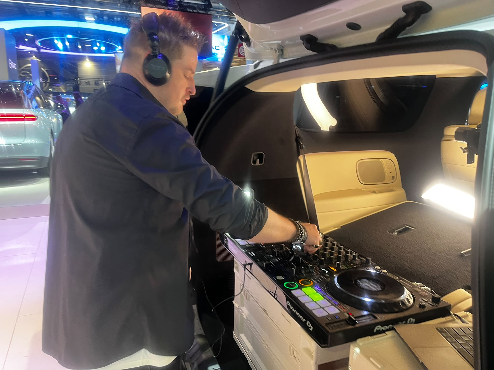 DJ Booking Paris Mix mixant sur contrôleur Pioneer installé dans le coffre d’un véhicule Li Auto