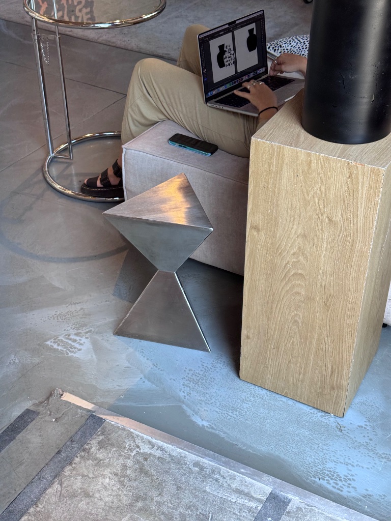 TEMPO MINI שולחן צד נירוסטה בחלל — ריהוט אדריכלי, Studio MA REN ישראל