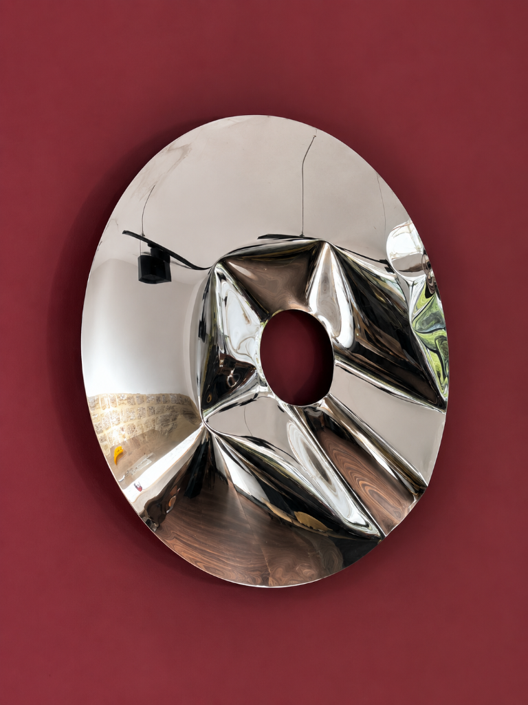 PORTAL פסל מראה על קיר אדום