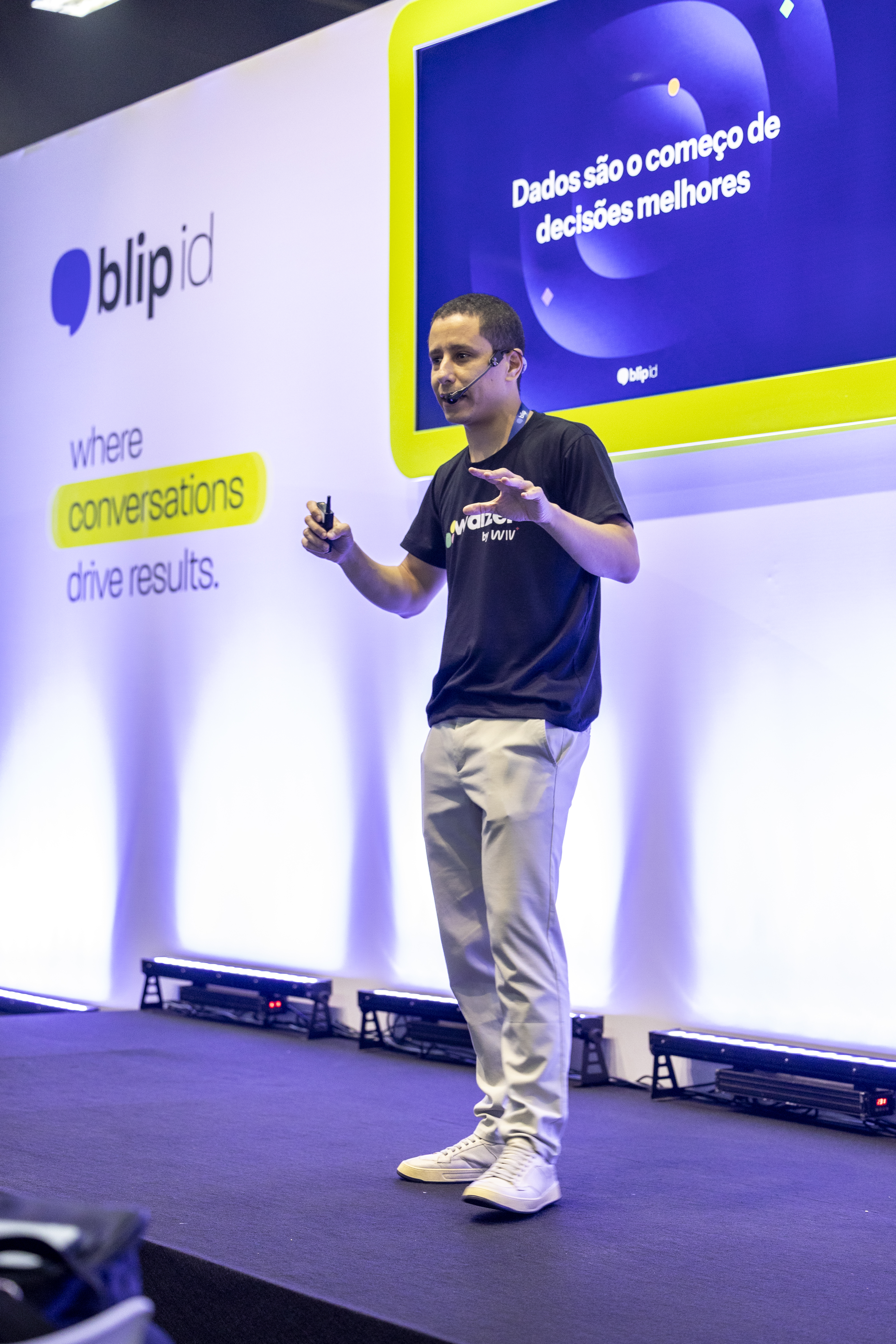 Apresentação Waizer no palco do evento