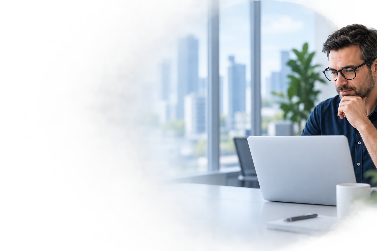Executivo analisando opções de plano
