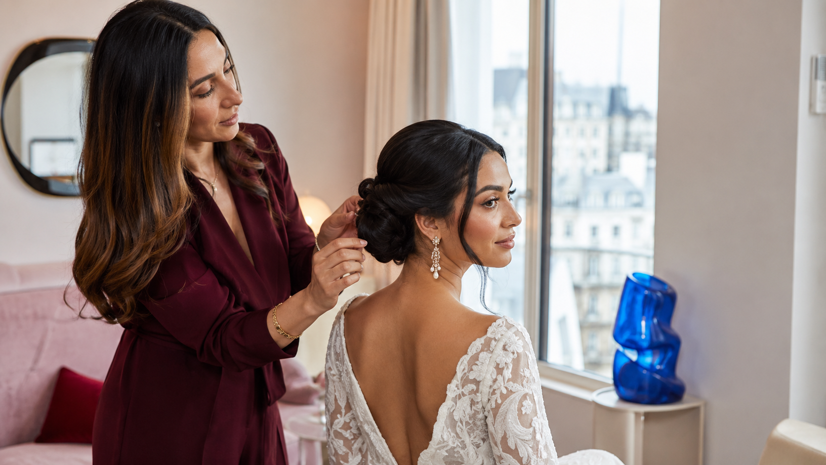 Coiffeuse réalisant le chignon d'une mariée à domicile