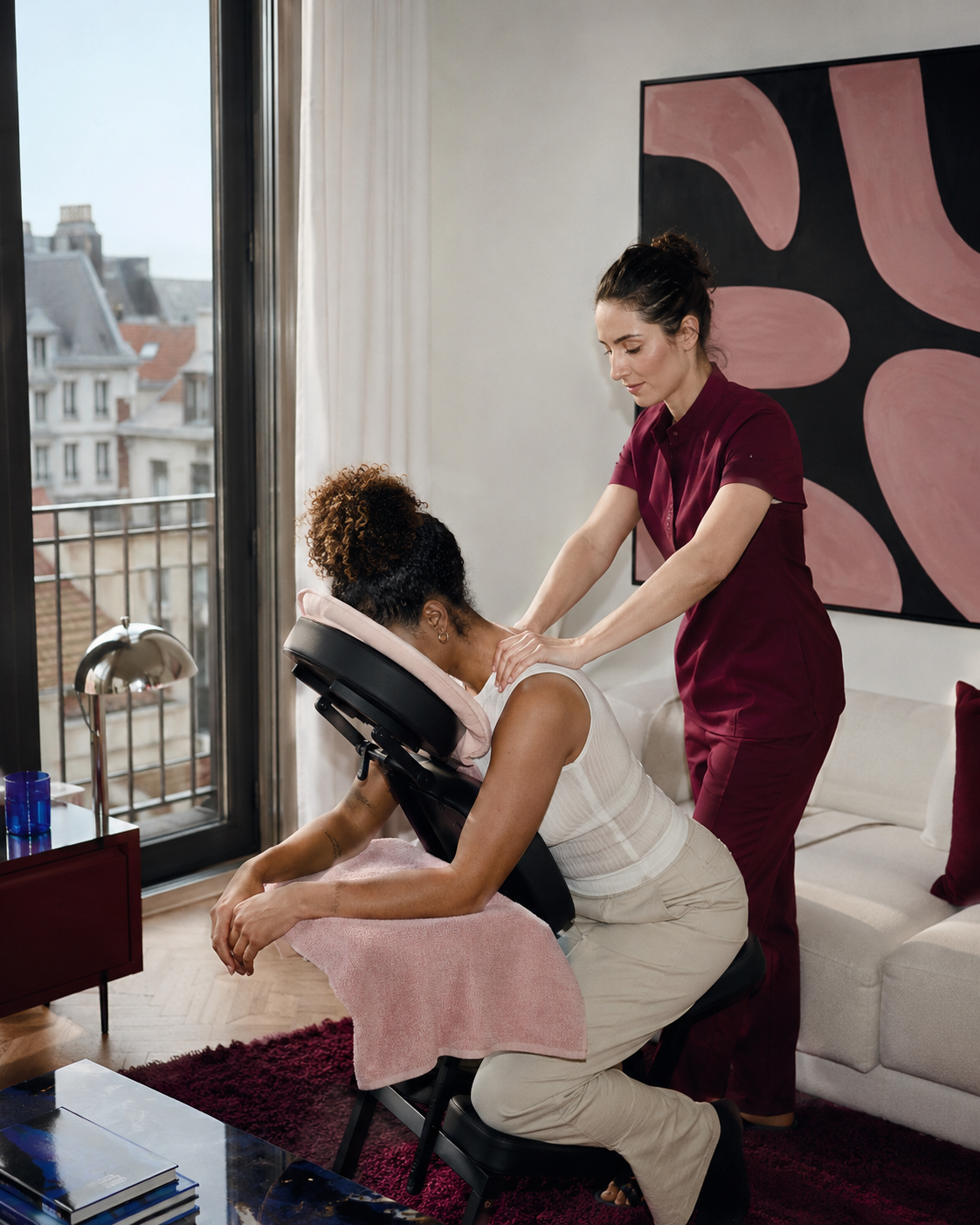 Masseuse réalisant un massage assis au domicile d'une cliente