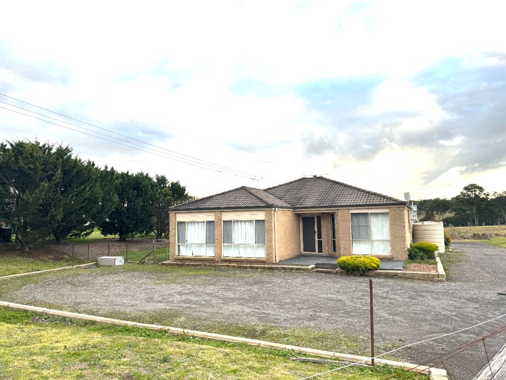 Equestrian Dream – 5 Acres with Horse Arena, Stable & Shed