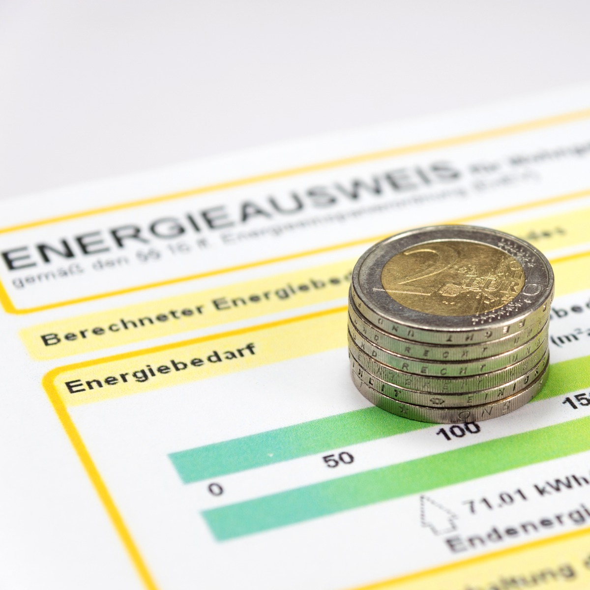 Ein digitaler Energieausweis auf einem Tablet, der eine Energieeffizienzklasse grafisch darstellt.