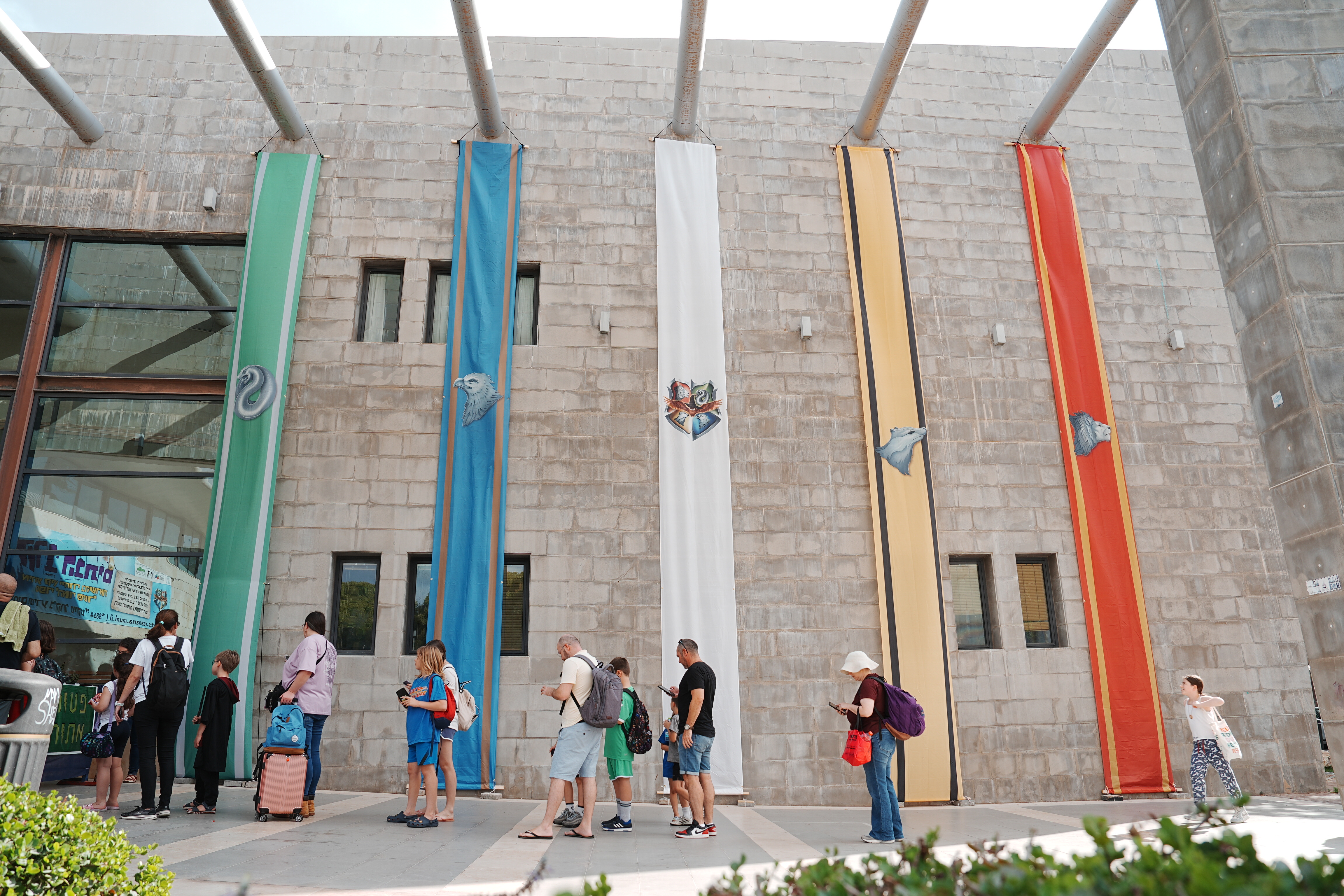 דגלי קרב הבתים על קיר הבניין באירוע הוגיקון הגדול