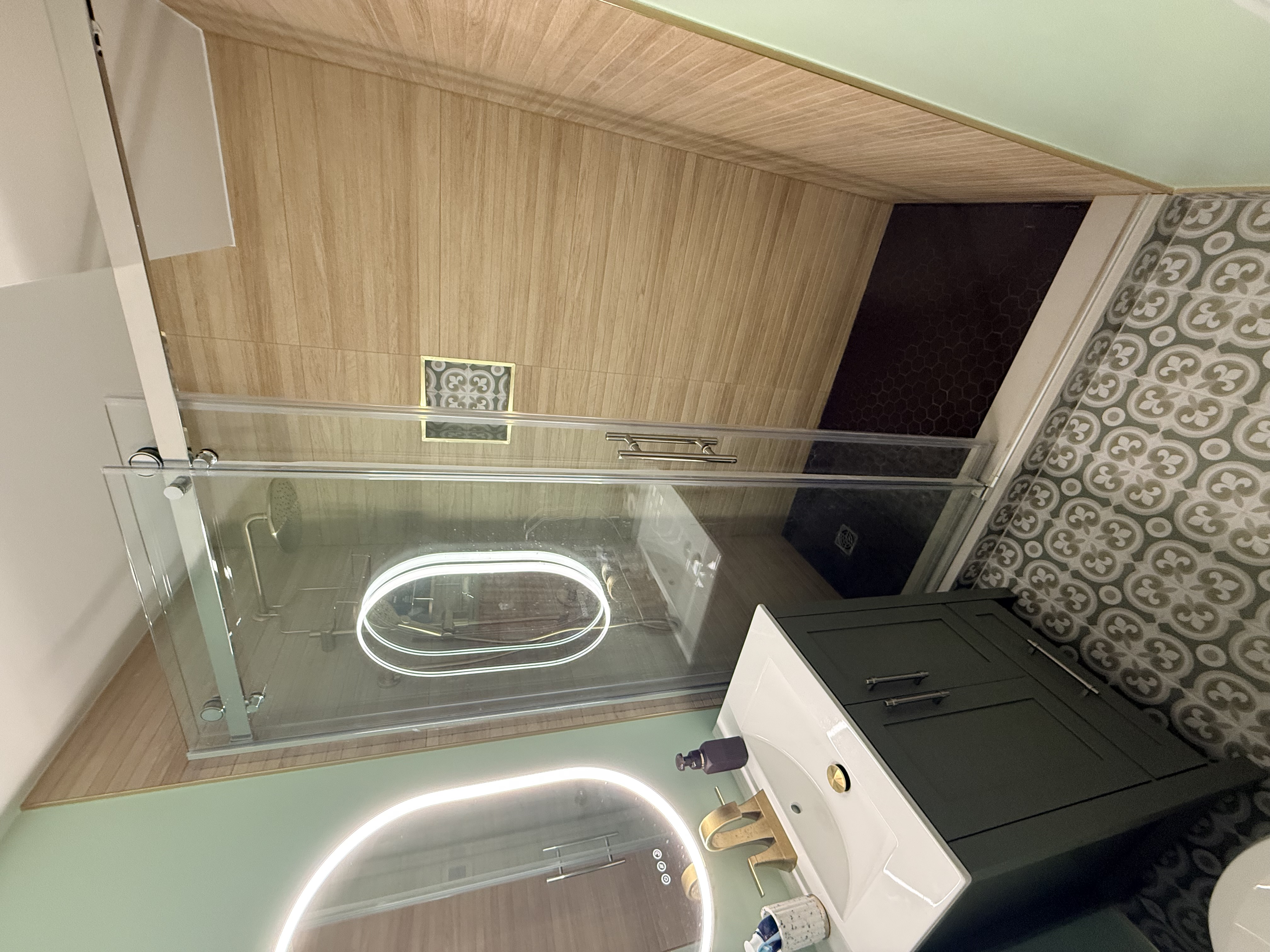 Modern bathroom renovation with LED vanity mirror and glass shower — VP ReNewWay Paradise NL