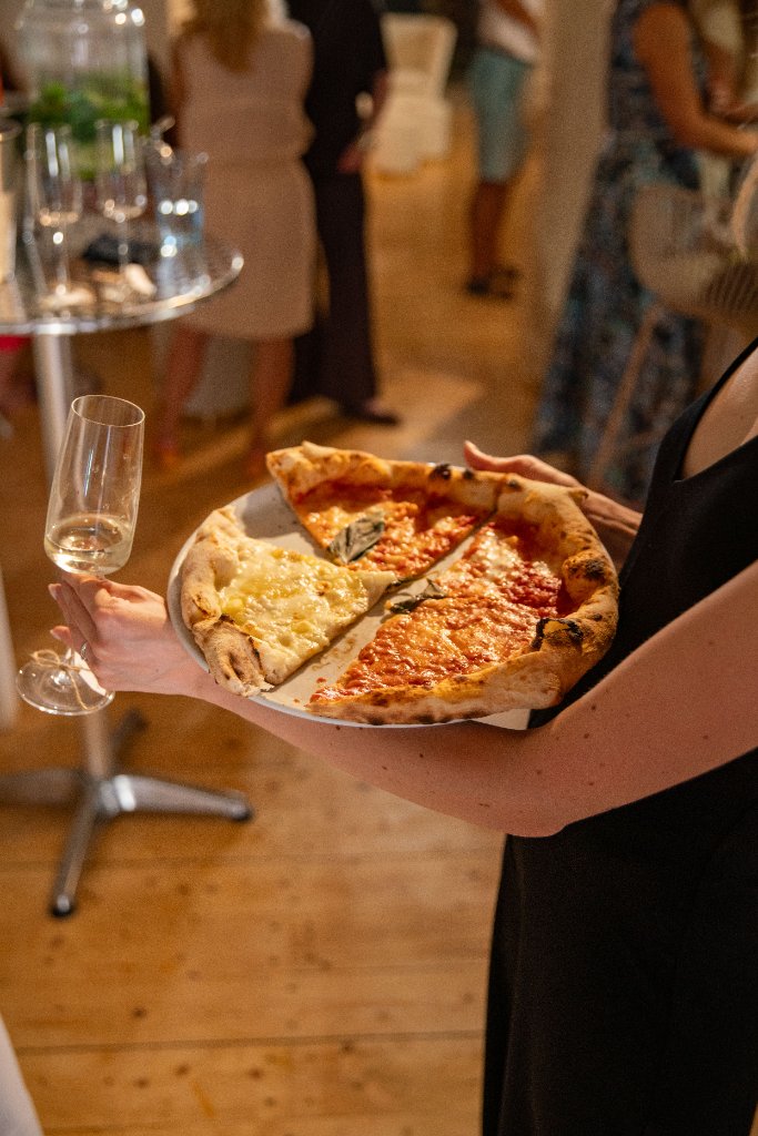 Opening , pizza se sklenicí šampaňského