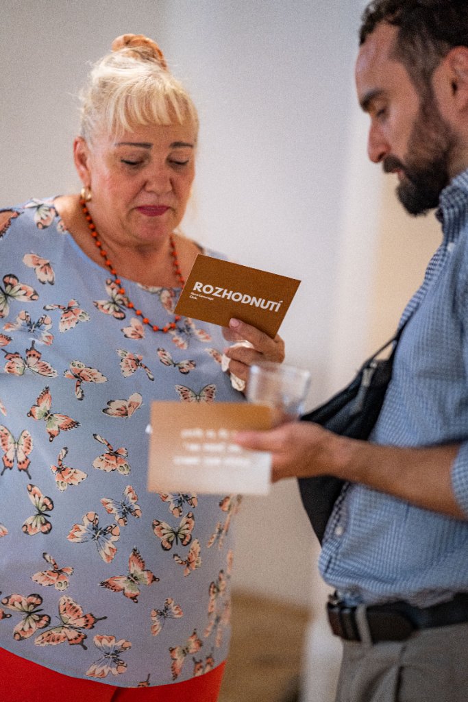 Opening , muž a žena u cateringového stolu