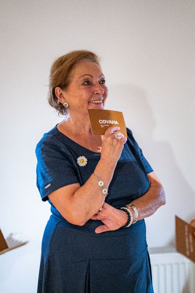Opening , žena s kartičkou ODVAHA