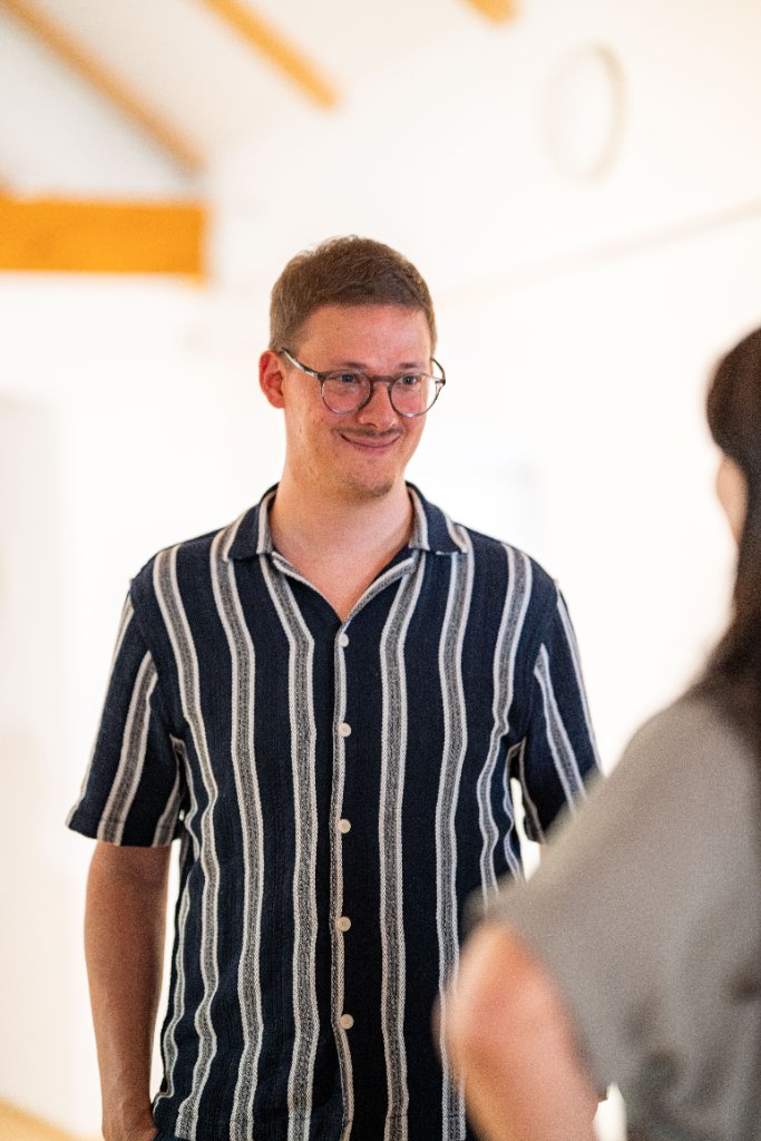 Opening , muž v pruhovaném tričku s brýlemi