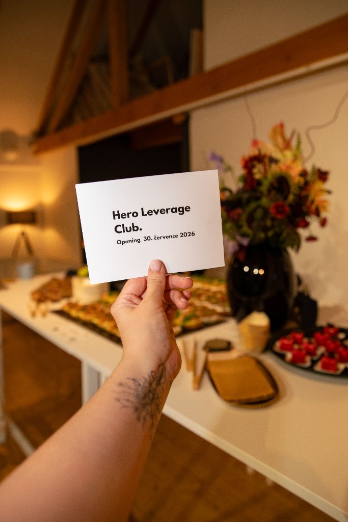 Opening , ruka drží kartičku Hero Leverage Club