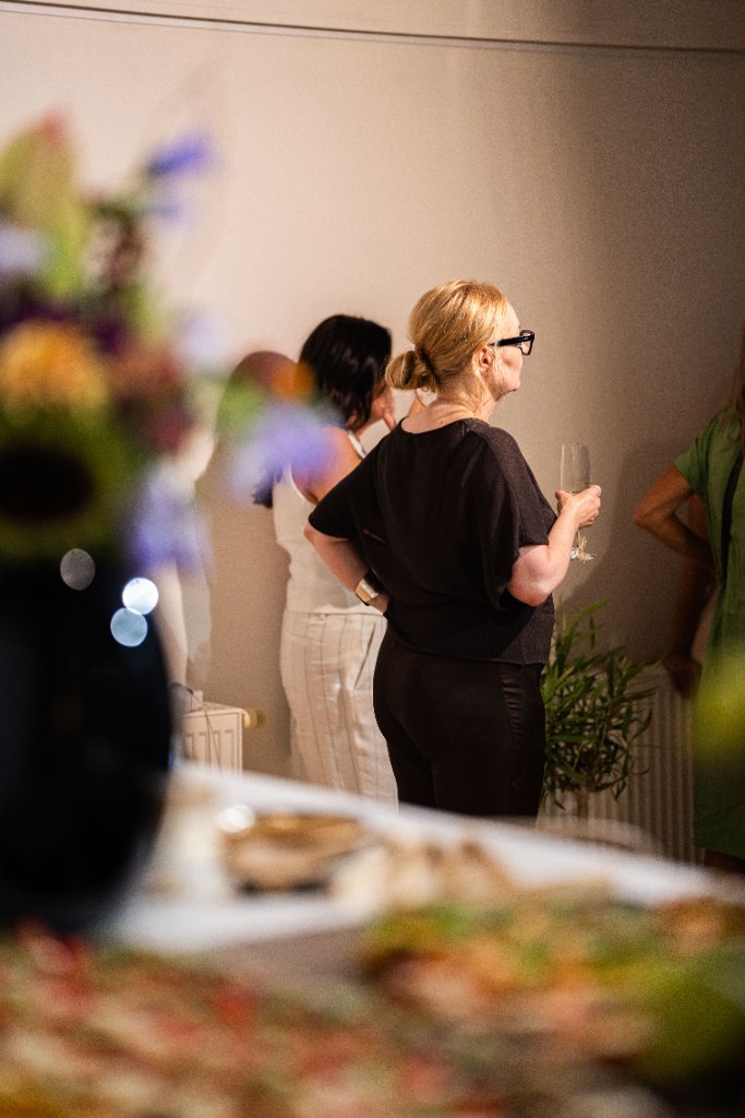 Opening , Miroslava s šampaňským u květin