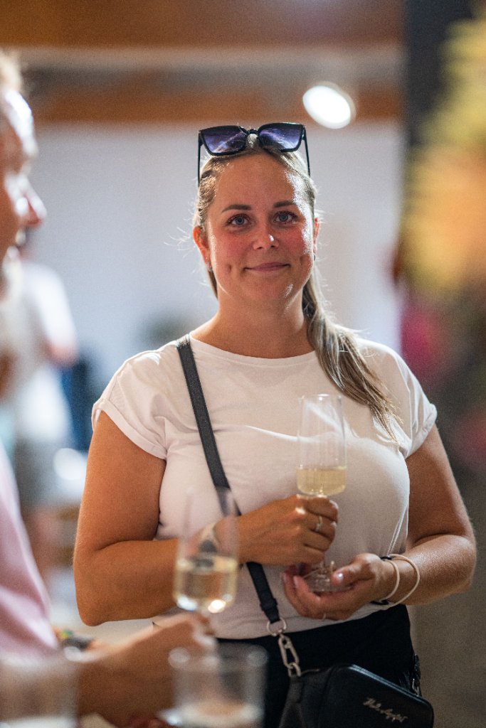Opening , žena se slunečními brýlemi a sklenicí