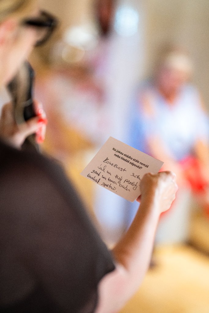 Opening , muž v kulatém křesle