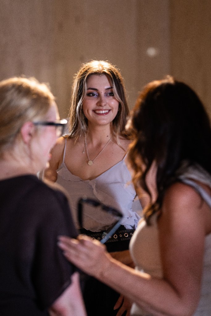 Opening , usmívající se žena s náhrdelníkem