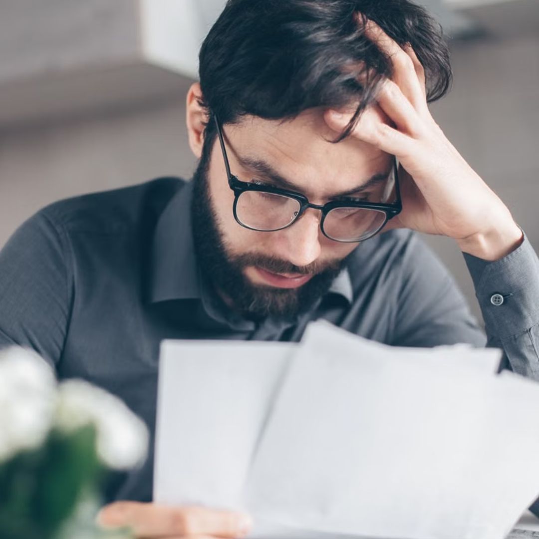 Pessoa preocupada com contas e boletos
