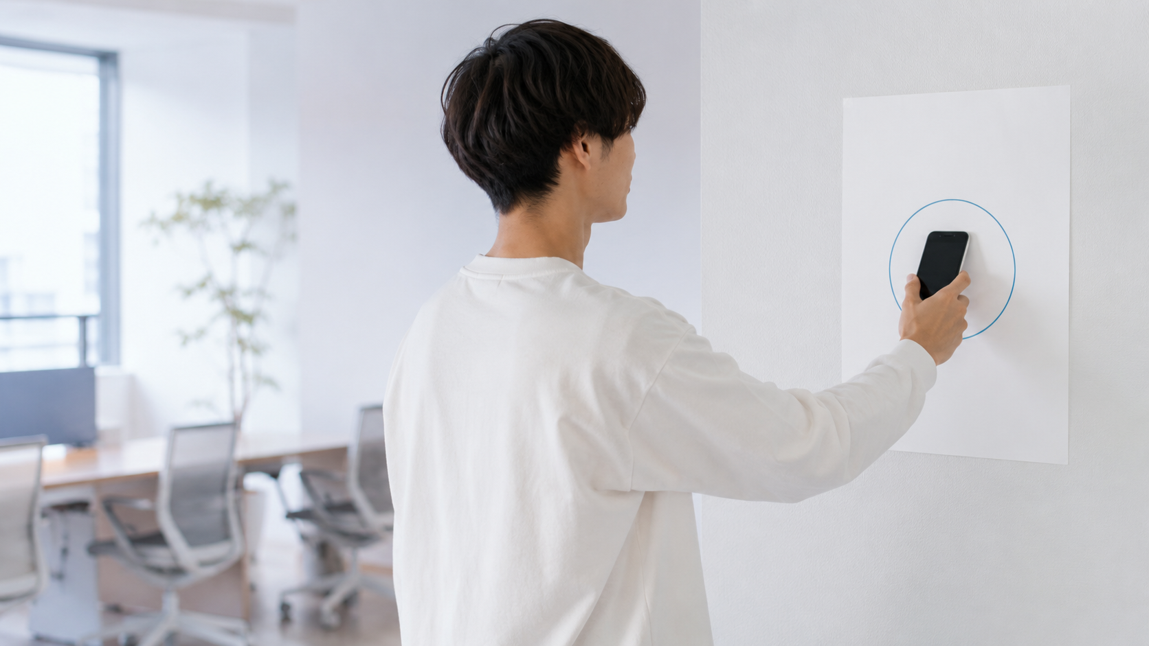集中できるスポットで作業する女性
