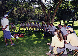 Ejercicios y sesión de reflexión grupal al aire libre durante una experiencia de outdoor training