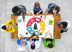 Diseño del programa de team training: equipo trabajando colaborativamente sobre un mapa de objetivos