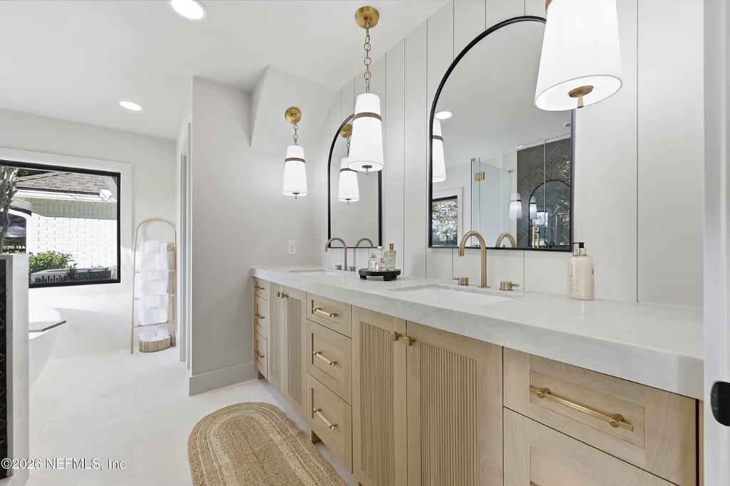 Modern Golf Course Home 17