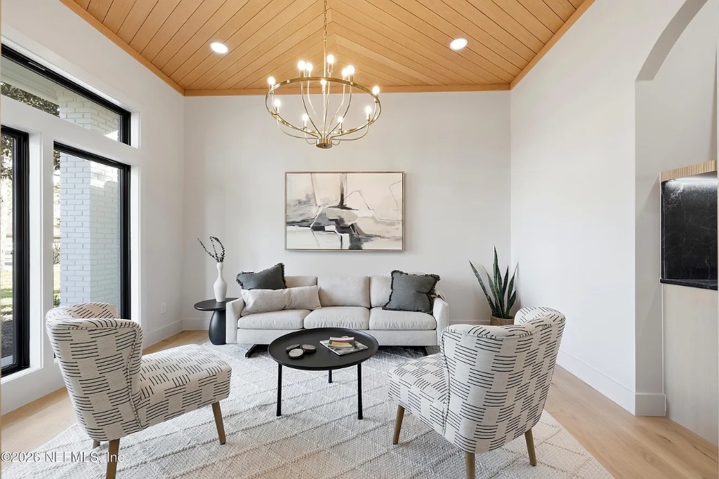 Modern Golf Course Home 7