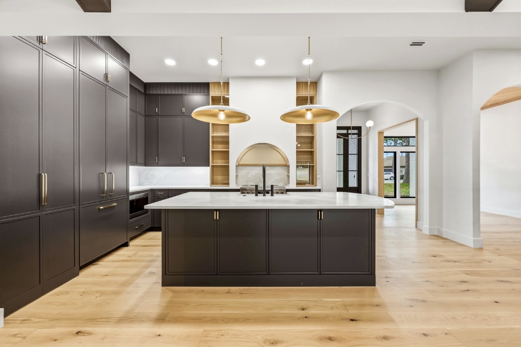 Modern Golf Course Home 8