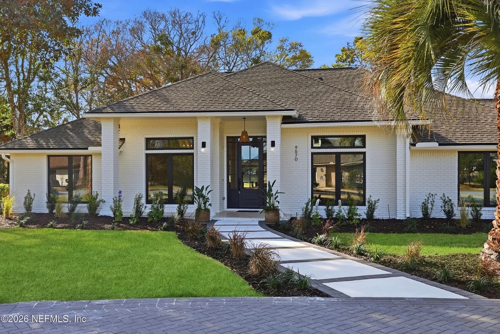 Modern Golf Course Home 5