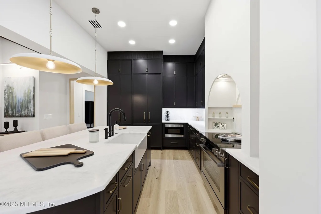 Modern Golf Course Home 11