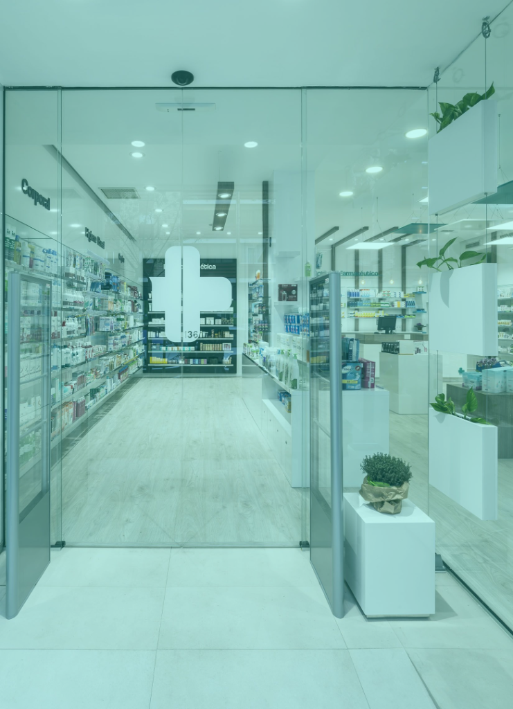 Farmacia moderna, mostradores y estanterías