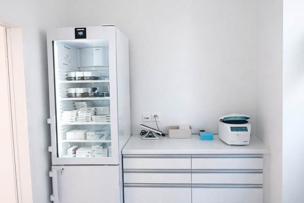 Labor mit Medikamentenschrank