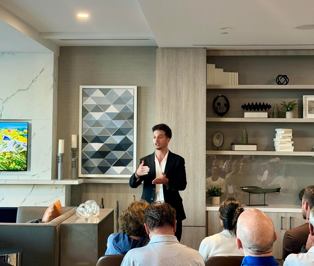 Yoni Asseraf speaking to an audience at a FIDF event