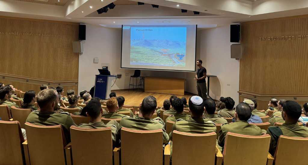 Yoni Asseraf speaking to Israeli soldiers during a military briefing