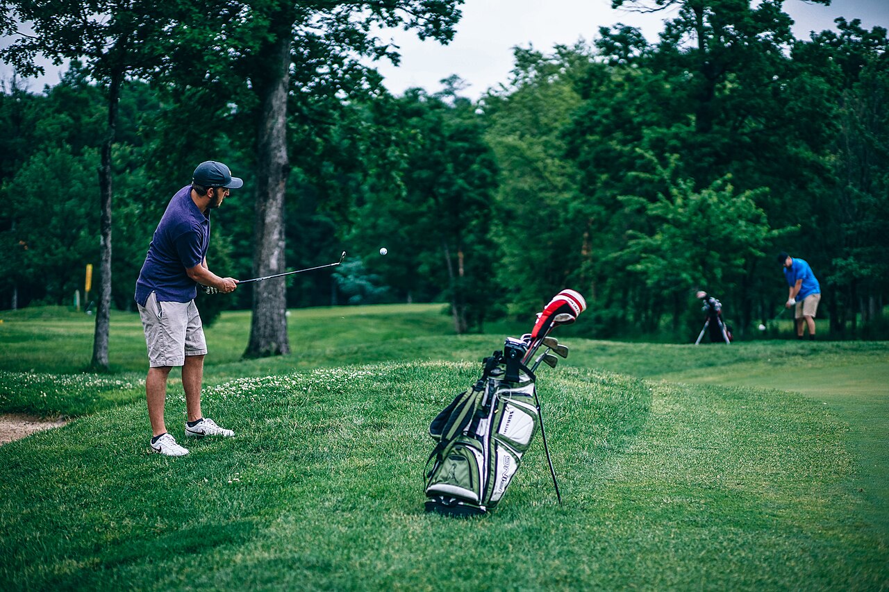 ¿Sirve jugar a lanzarse una pelota para el swing de golf? La idea de Denny McCarthy