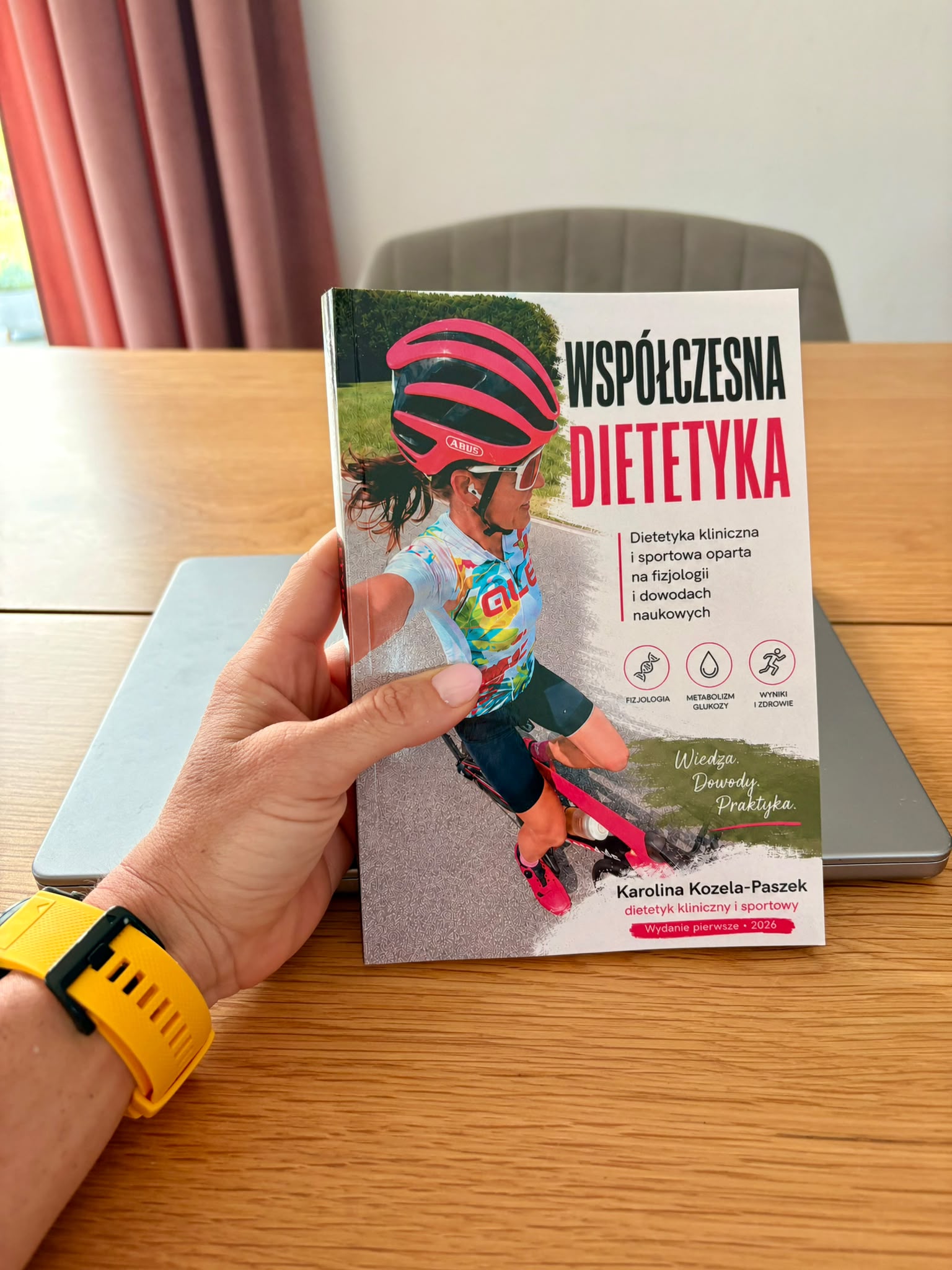 Kolorowe wydanie książki Współczesna Dietetyka autorstwa Karoliny Kozeli-Paszek
