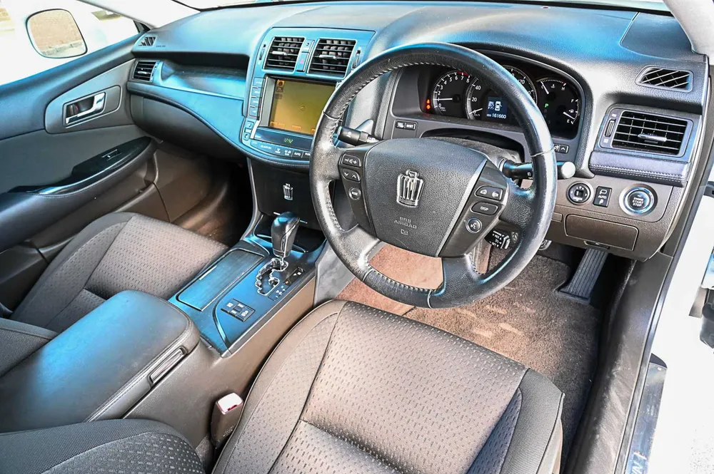 2010 Toyota Crown - photo 14