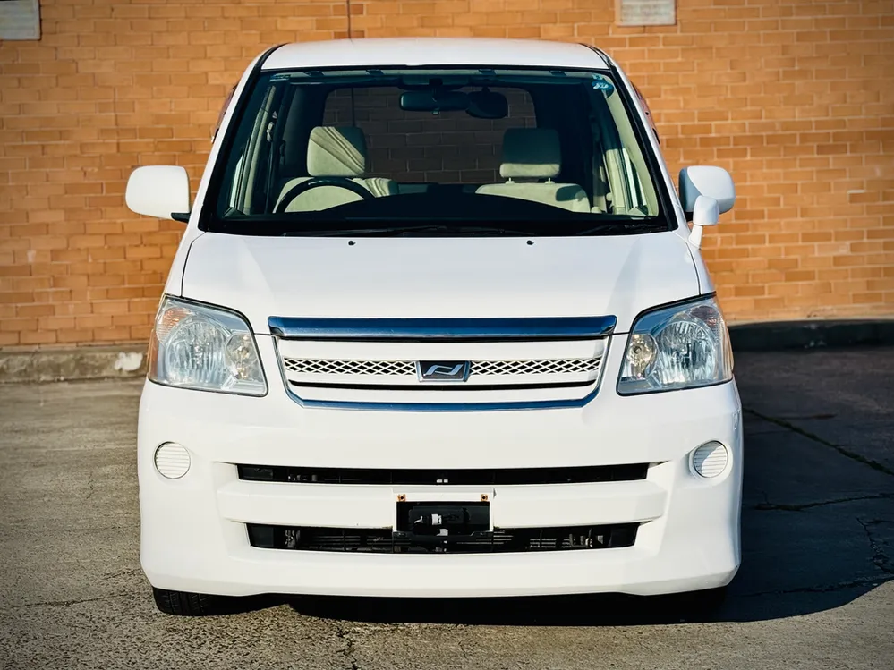 2005 Toyota Noah - photo 3