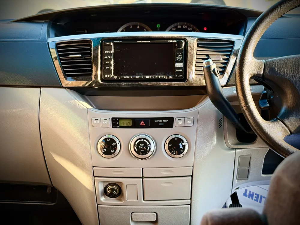 2003 Toyota Voxy - photo 10