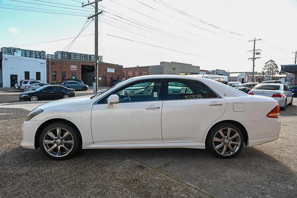 2010 Toyota Crown - photo 6