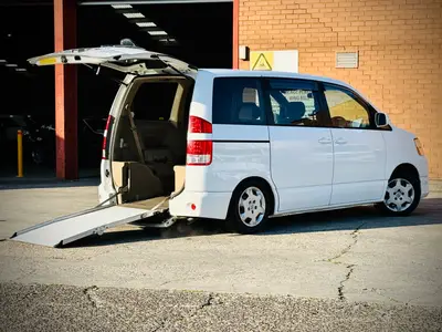 2005 Toyota Noah