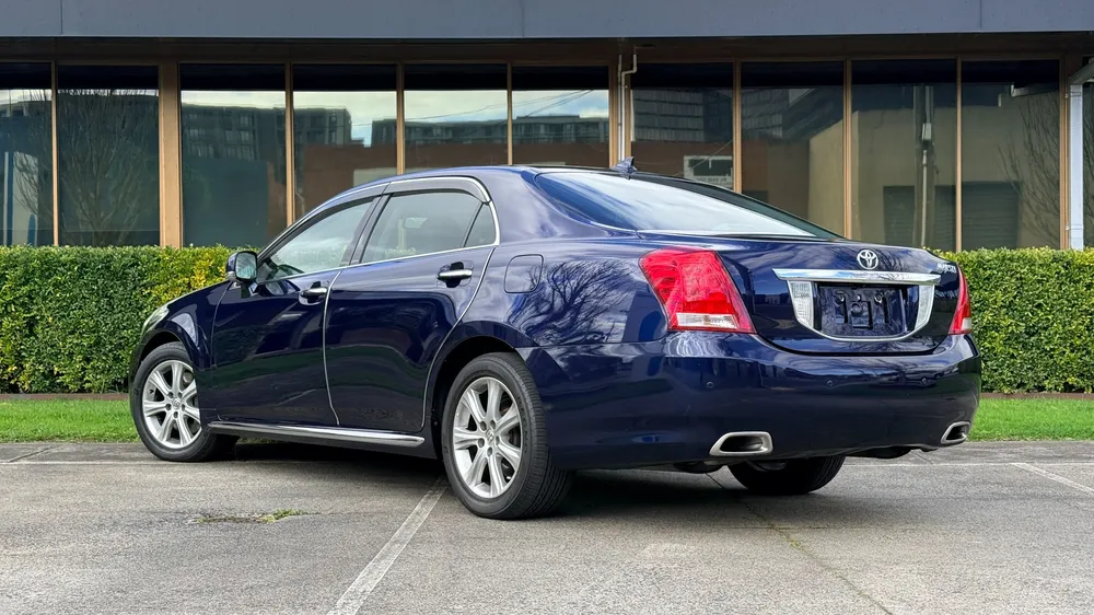 2011 Toyota Crown Majesta C Type - photo 4